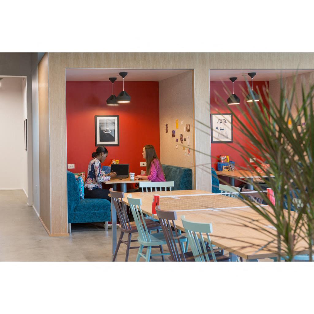 Shared workspaces at Spaces - Perimeter | CoworkingCafe